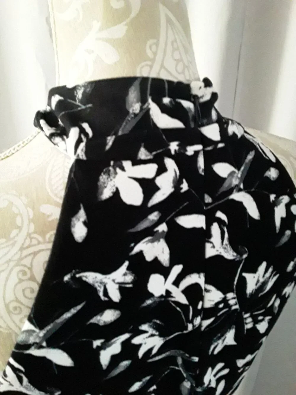 White House Black Market lovely black and white halter top size S - Picture 7 of 10